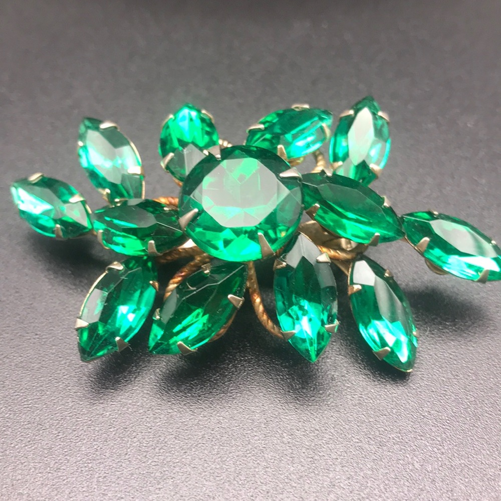 Vintage 1950s emerald green spray fully prong-set marquise rhinestone brooch pin